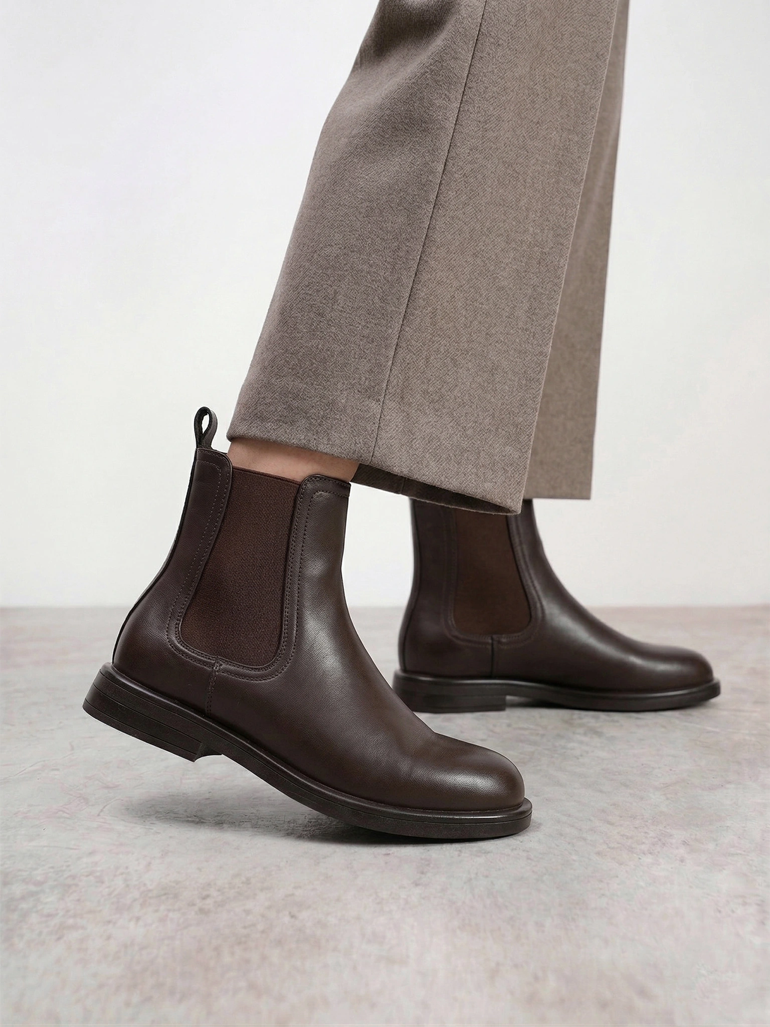 Ботинки-челси коричневого цвета на низком каблуке